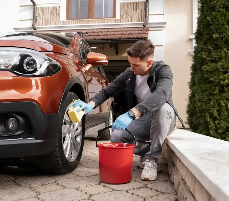 Lavage auto à domicile Val-de-Vesle : professionnel intervenant sur un véhicule